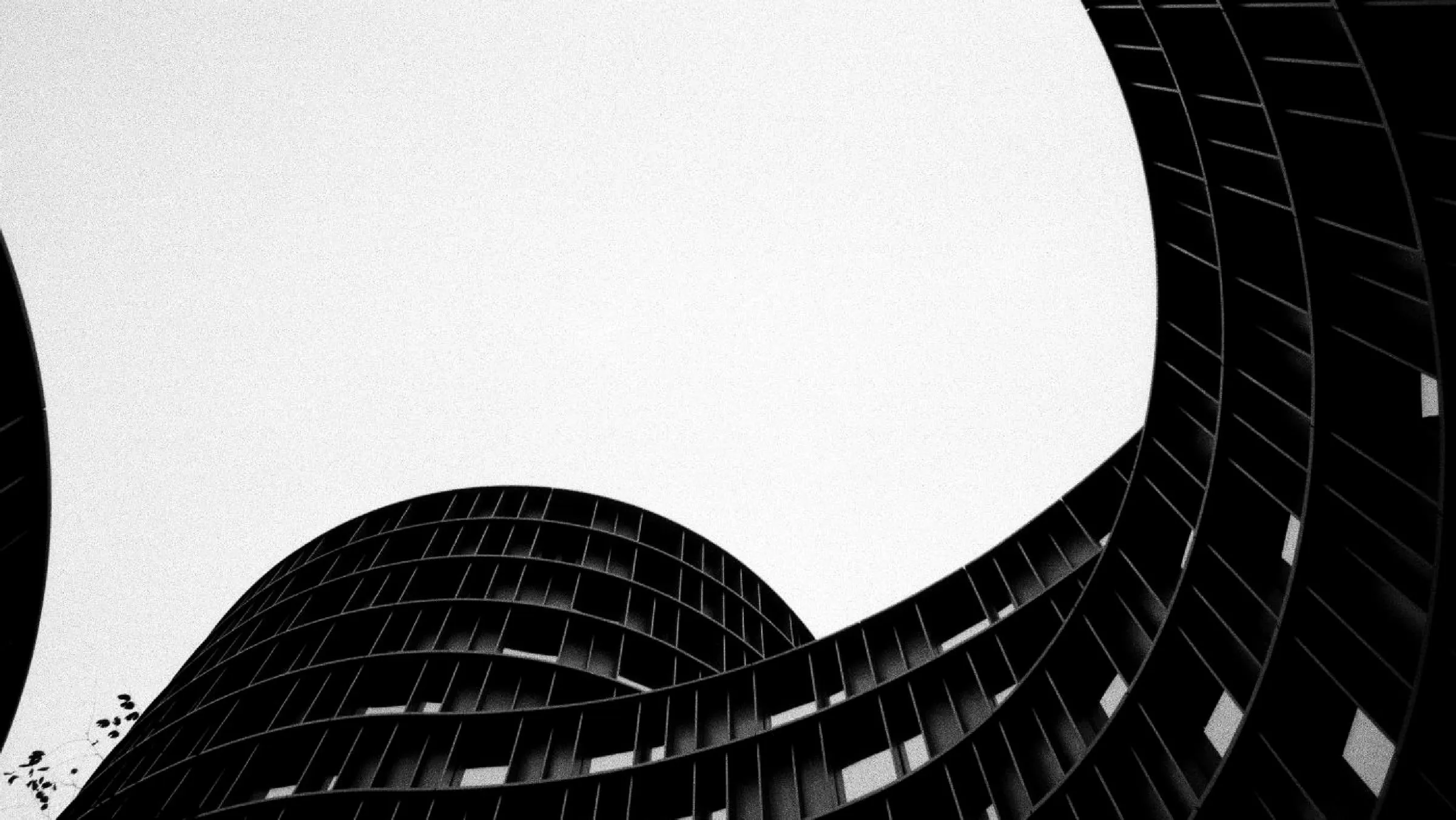 Architecture contemporaine en contre-plongée, noir et blanc