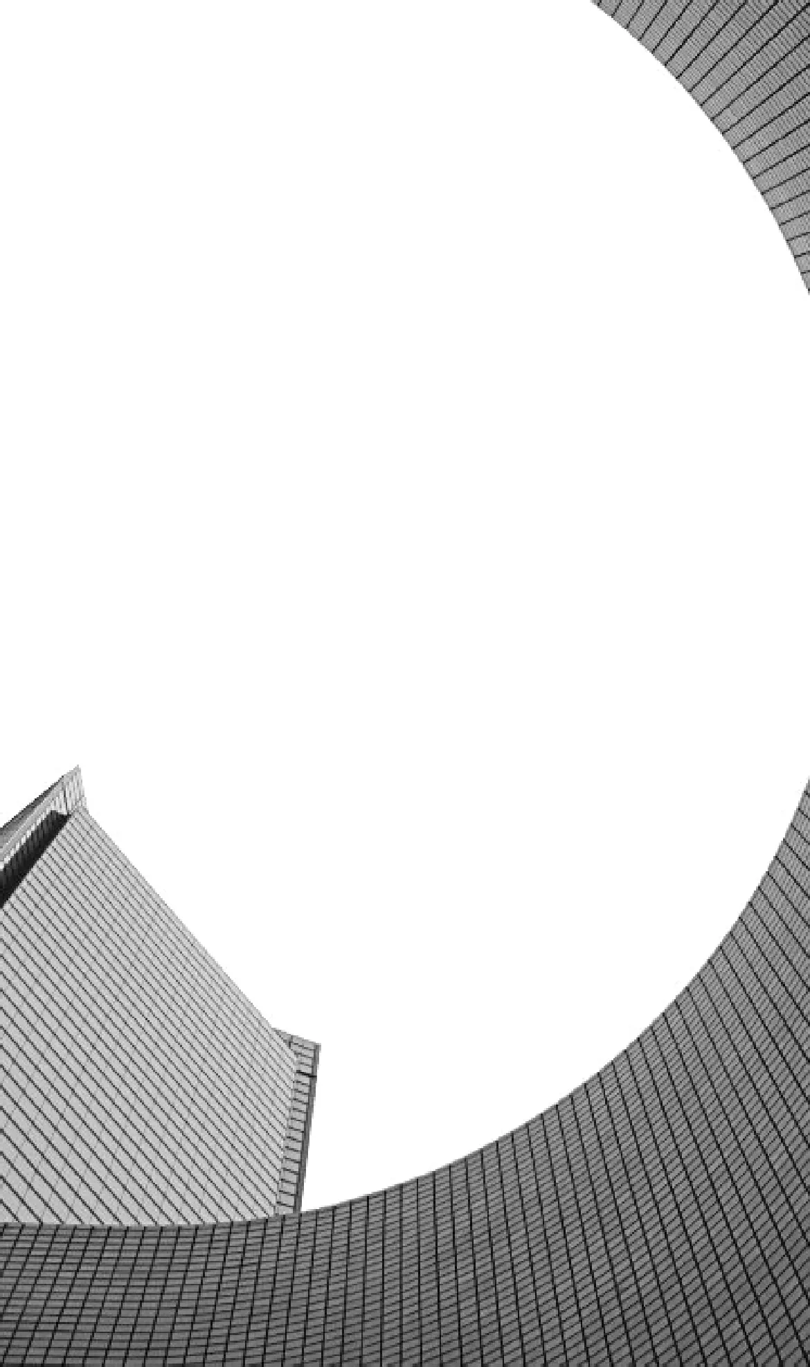 Des façades claires aux lignes courbes, vues du sol