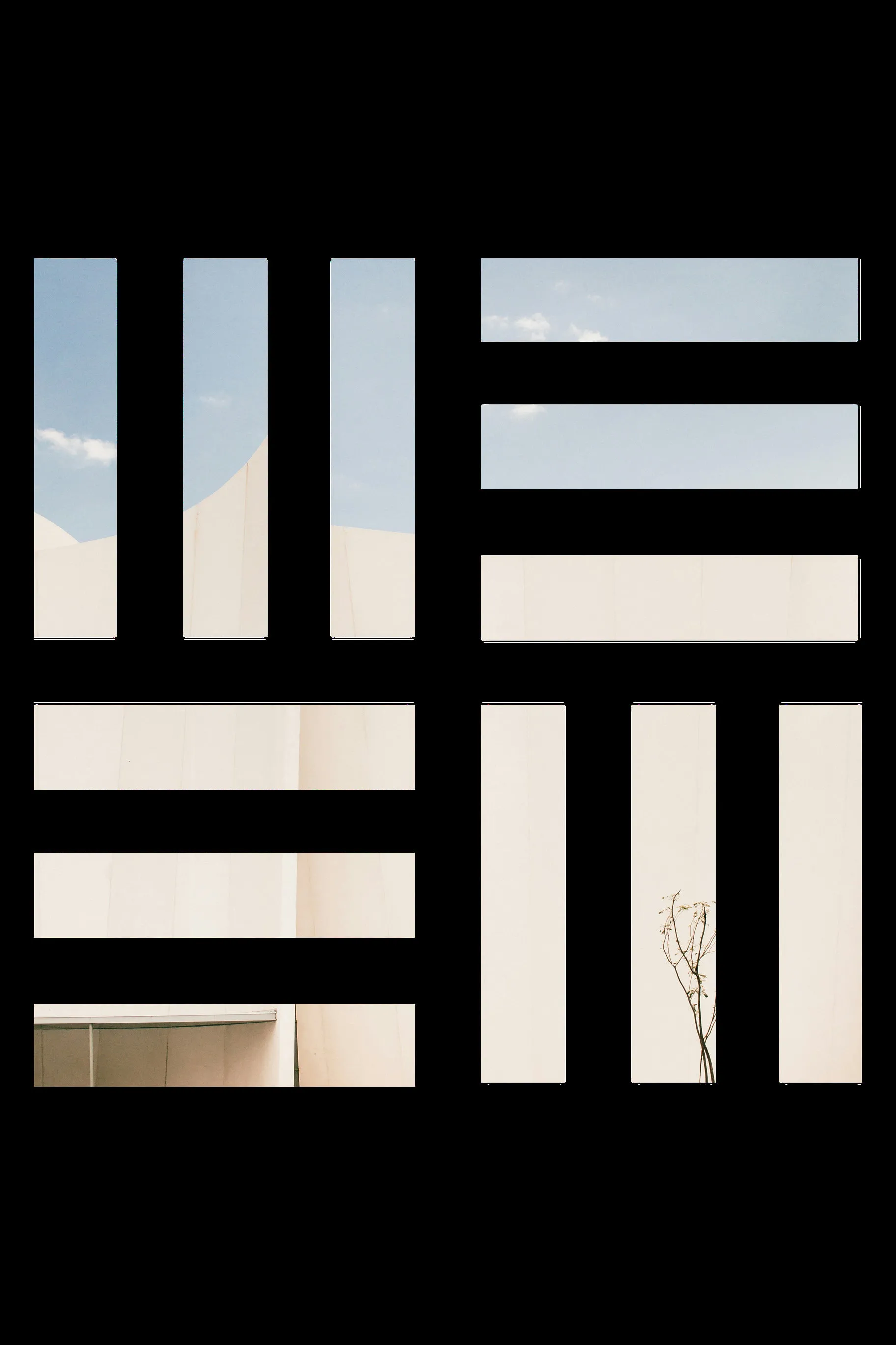 Un ciel et une façade claire vus au travers des ouvertures de l'isotype Master Elite